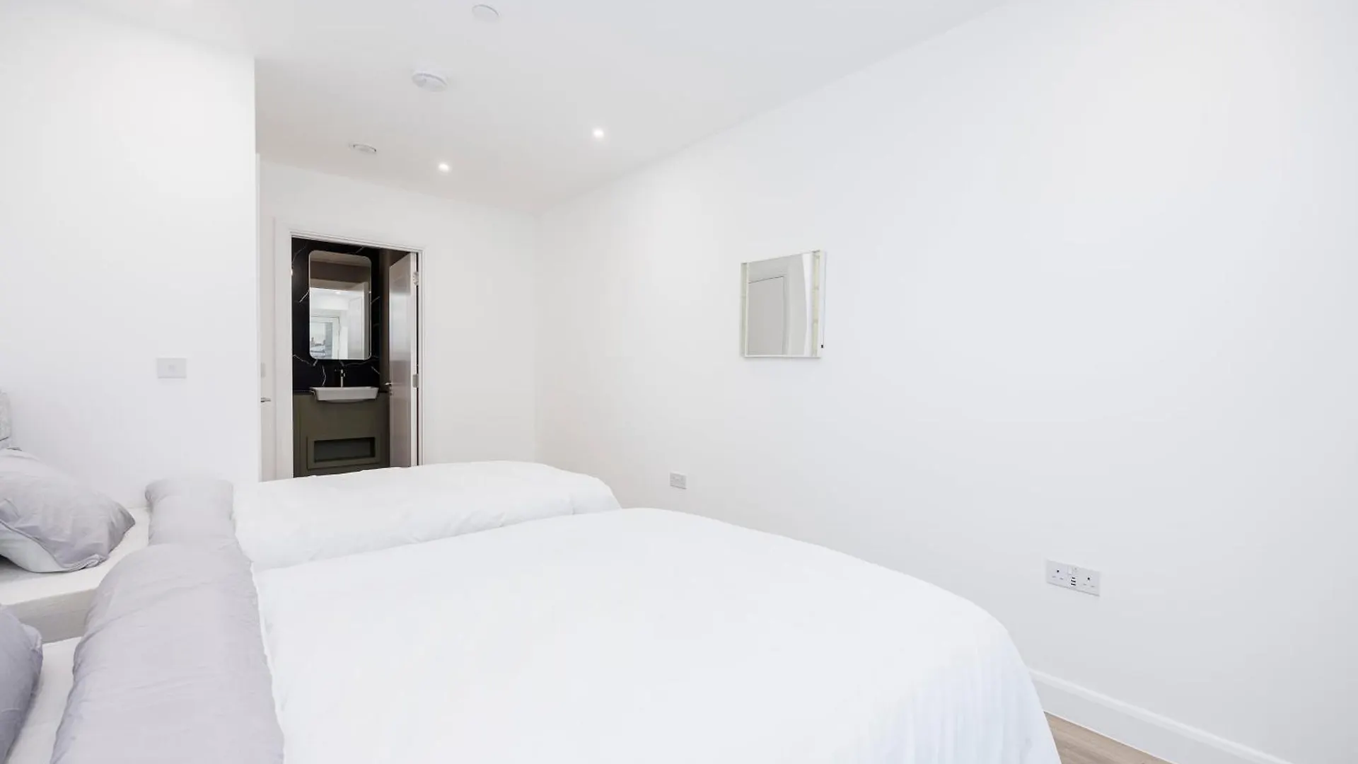Heads On Bed- London Excel Royal Victoria Dock O2 Apartment