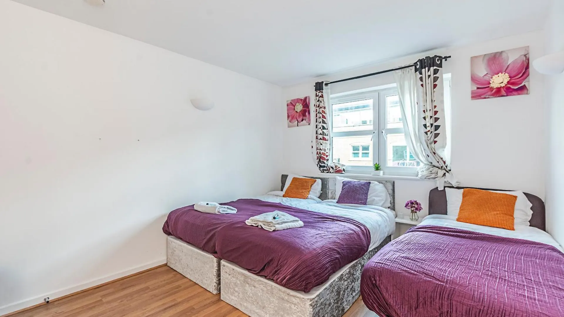 Heads On Bed- London Excel Royal Victoria Dock O2 Apartment